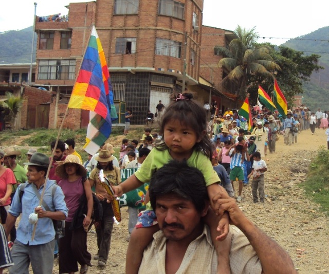 Indigenous march leaving Caranavi a few days ago on its way to La Paz (credit: Communications Commission of the march)